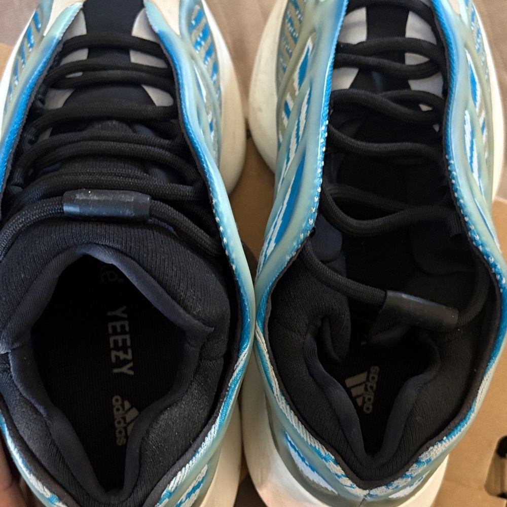 Yeezy 700 - Picture 6 of 10